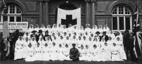 Red Cross nurses and troops outside Albury Town Hall, NSW, 1914–15