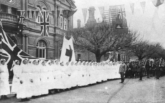 Red Cross nurses and troops outside Albury Town Hall