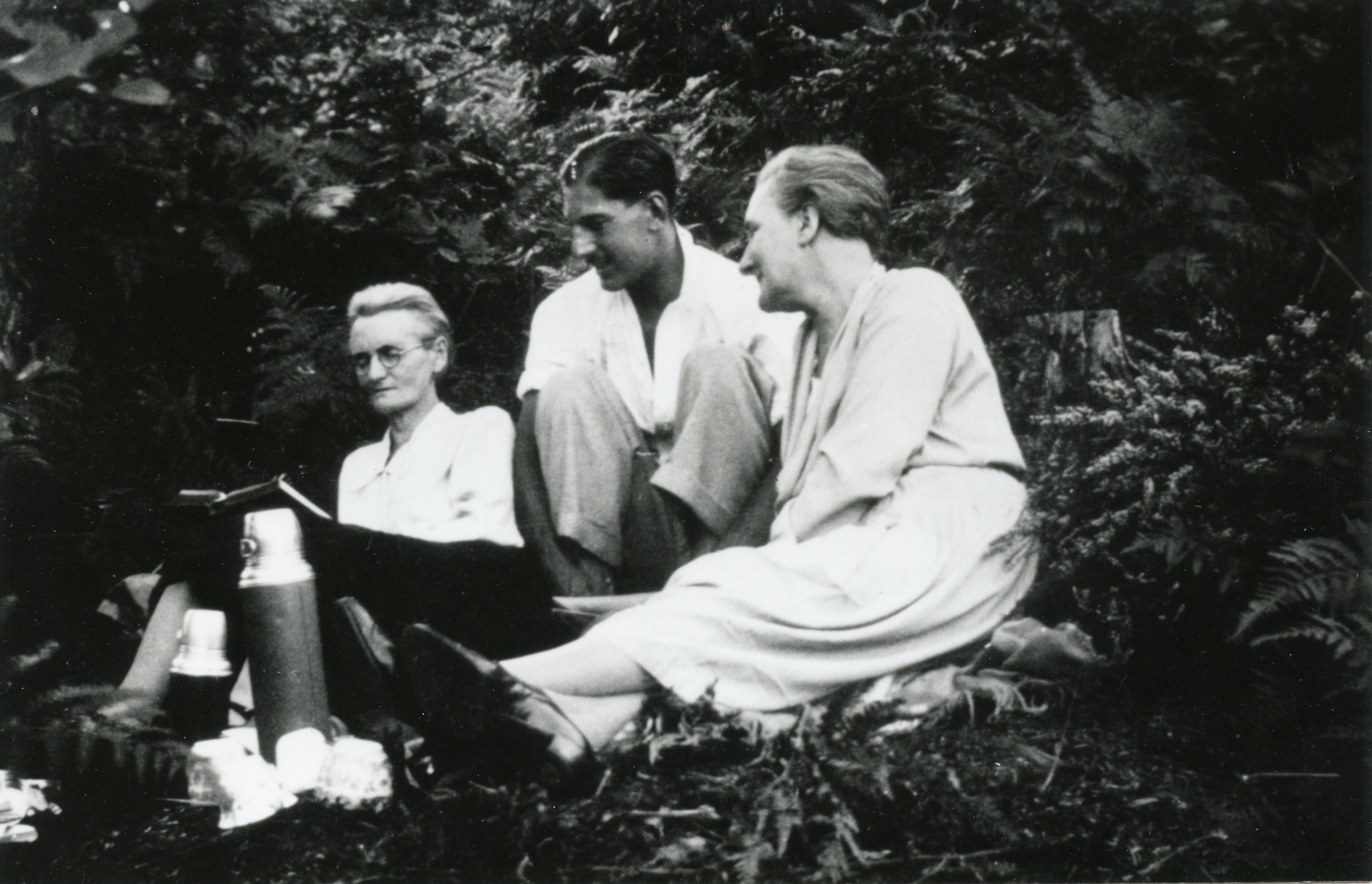 Mary reading to Denis and Mabel, Richmond Park, London, c 1930