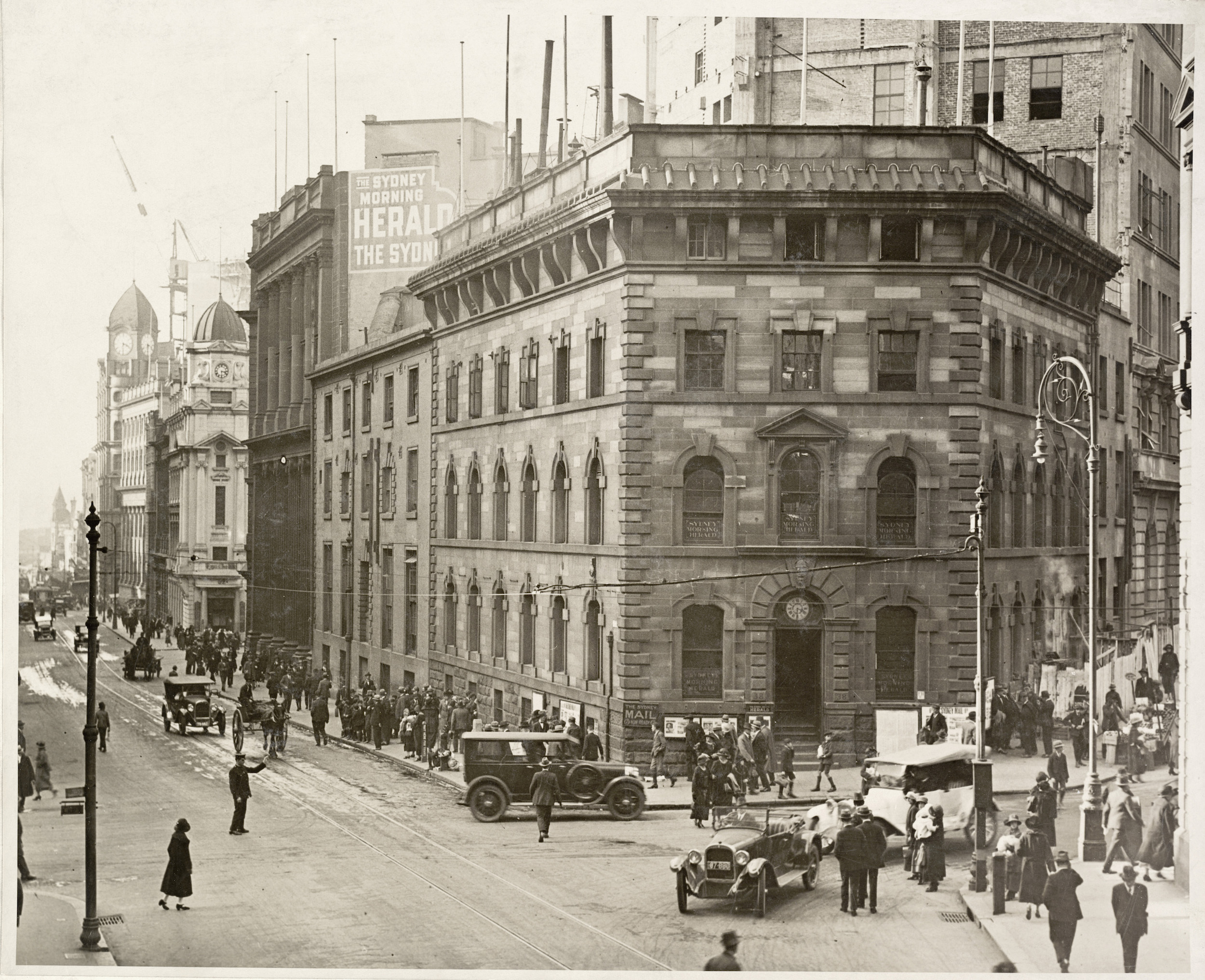 Herald building on the corner of Pitt and Hunter streets, c 1920s