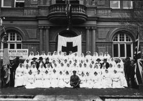 Red Cross nurses and troops outside Albury Town Hall, NSW
