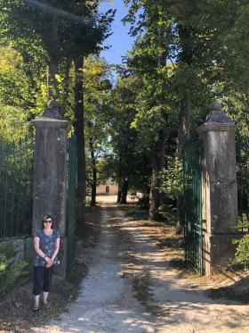 Meredith at the gates of Château de Freycinet
