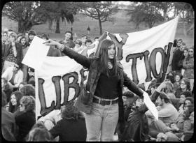Gabrielle Antolovich, CAMP Sex Lib Week Demo, Hyde Park, Sydney, NSW, July 1972, film still from footage shot by ABC. Peter De Waal Papers. Reproduced courtesy Gabrielle Antolovich and the Australian Broadcasting Corporation – Library Sales © 1972 ABC