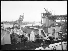 black and white photograph of building the sydney harbour bridge